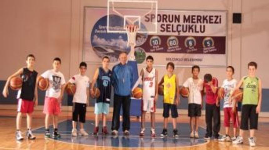 Sel&ccedil;uklu&rsquo;da Yaz Spor Okullarında Eğitimler S&uuml;r&uuml;yor