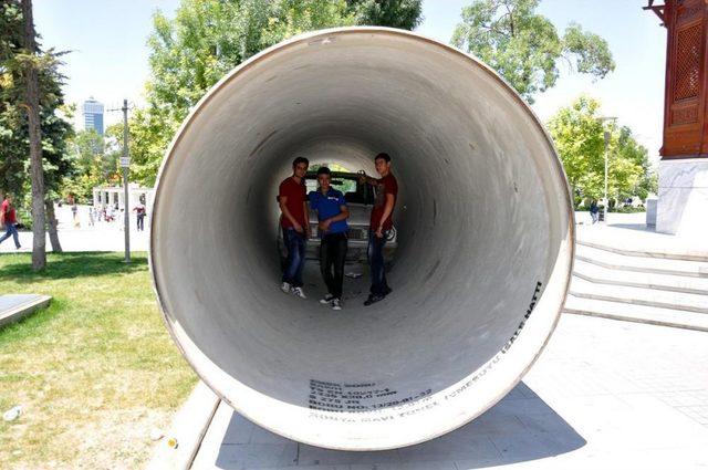 Su Borusunun Içinde Otomobil Teşhiri