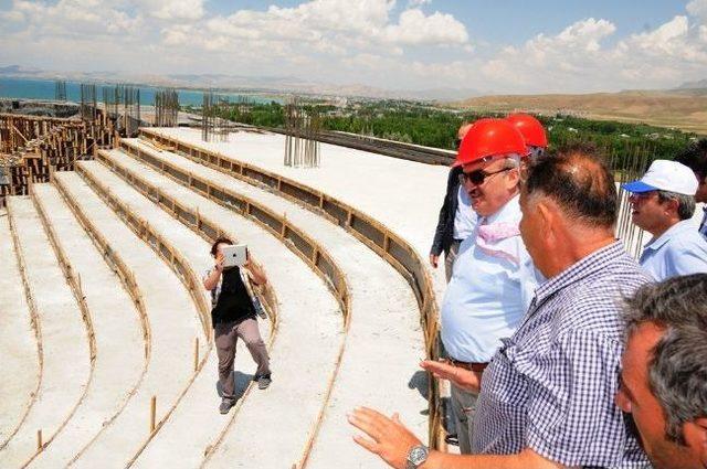 Vali Karaloğlu Nur Tatar Spor Salonu&rsquo;nda İncelemelerde Bulundu 1