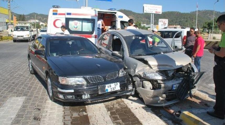 Marmaris'te Trafik Kazası: 2 Yaralı
