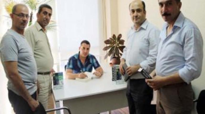 Siirt'te İmza G&uuml;n&uuml; D&uuml;zenleyen Yazar Subaşı'na Yoğun İlgi