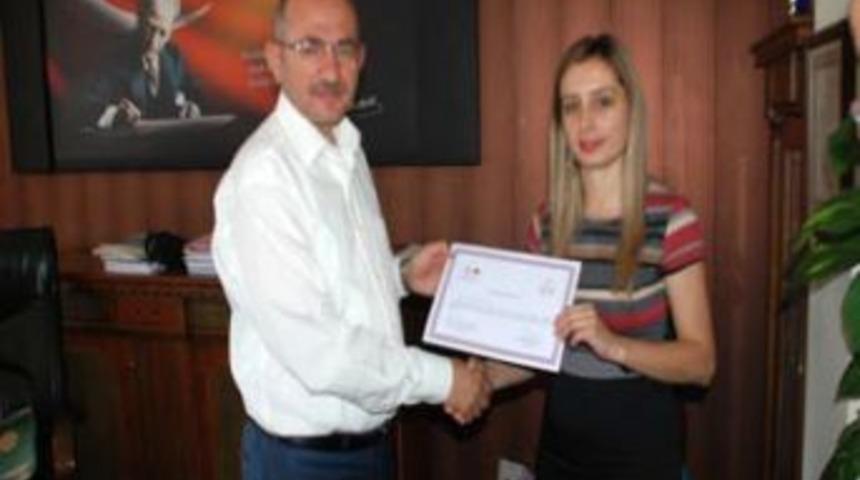 Milli Eğitim M&uuml;d&uuml;r&uuml; Polattaş&rsquo;tan &Ouml;ğretmene Katılım Belgesi