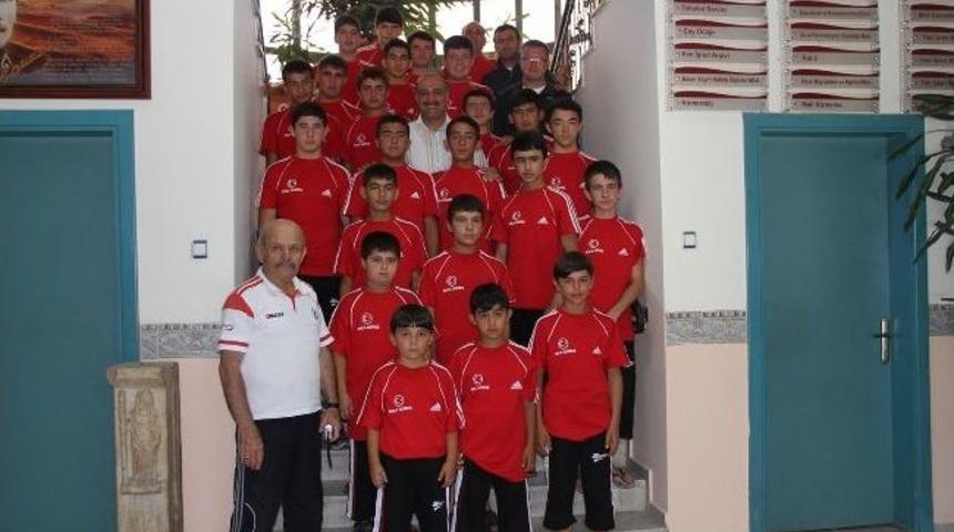 Kulalı G&uuml;reşciler Başkan Aşkın&rsquo;ı Ziyaret Etti