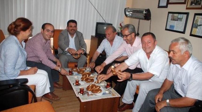 Verem Savaş Derneği Başkanı, Ak Partili Y&ouml;neticileri Simit, Keş İle Ağırladı