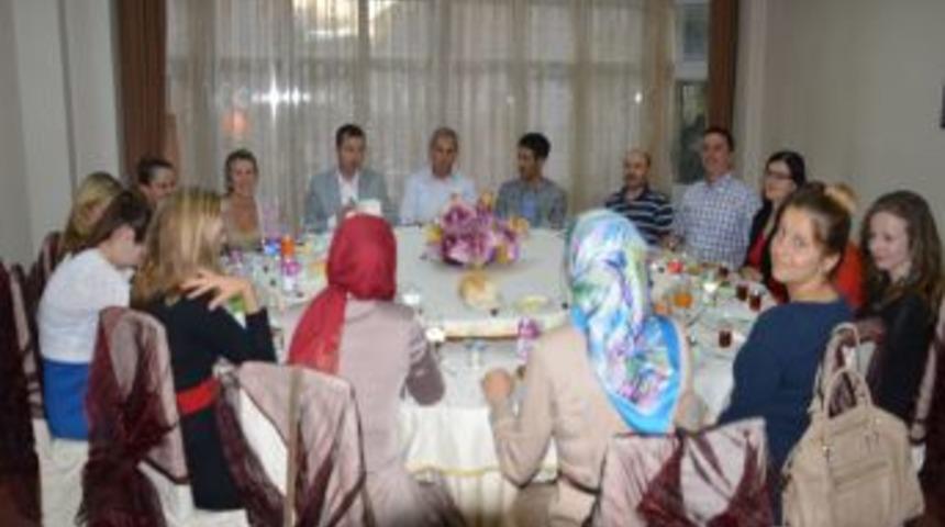 Kars Milli Eğitim M&uuml;d&uuml;r&uuml;'nden Amerikalı &Ouml;ğretmenlere Y&ouml;resel Yemekli Teşekk&uuml;r