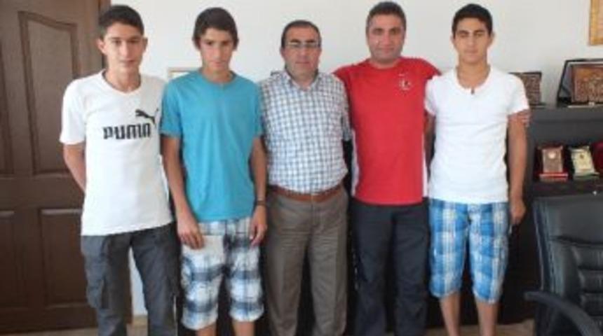 &Uuml;nl&uuml;er'den Atletlere &Ouml;d&uuml;l