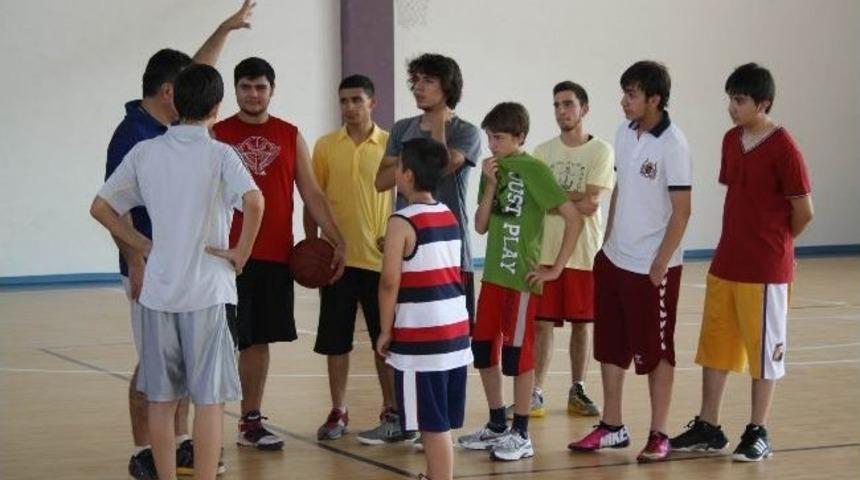 &Ouml;ğrenciler, Basketbol Yaz Okulunda Zaman Ge&ccedil;iriyor
