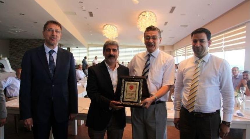 Vali G&uuml;ven&ccedil;&rsquo;ten Maclis &Uuml;yelerine Plaket