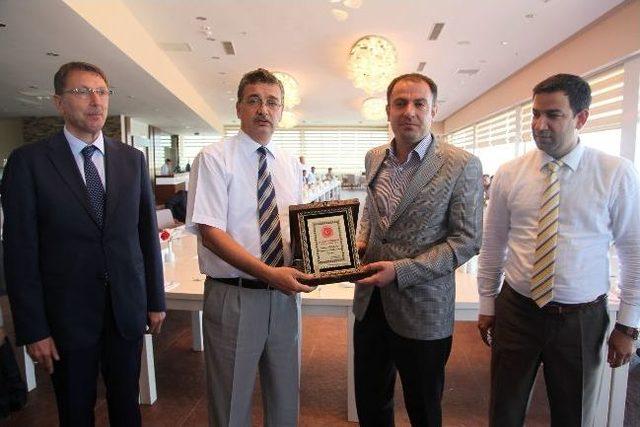 Vali Güvenç’ten Maclis Üyelerine Plaket