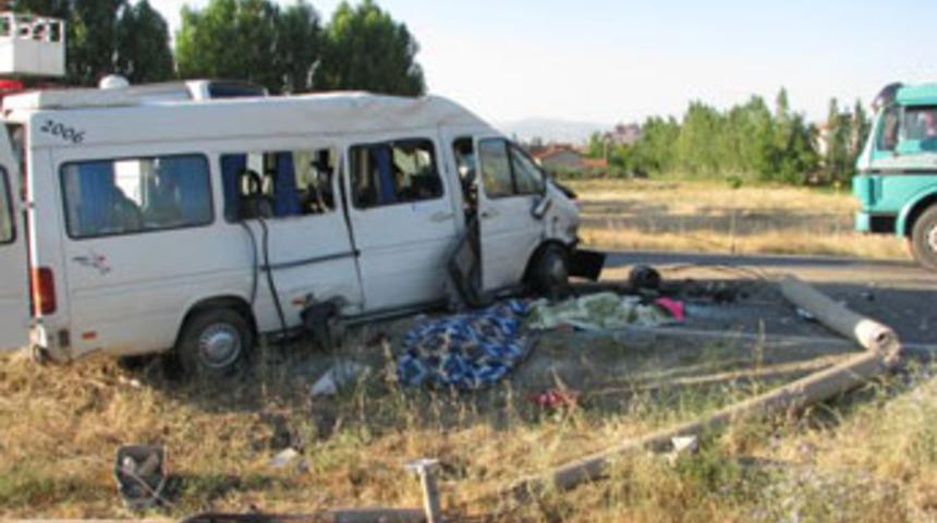 D&uuml;ğ&uuml;n d&ouml;n&uuml;ş&uuml; kaza: 3 &ouml;l&uuml;, 12 yaralı