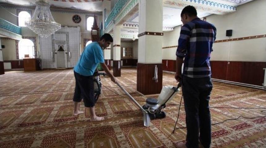 Camilerde Ramazan Hazırlıkları Yapıldı