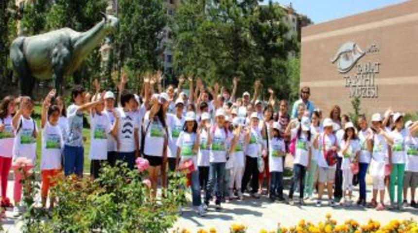 &Ccedil;ocuklar Dinozorlarla Buluştu