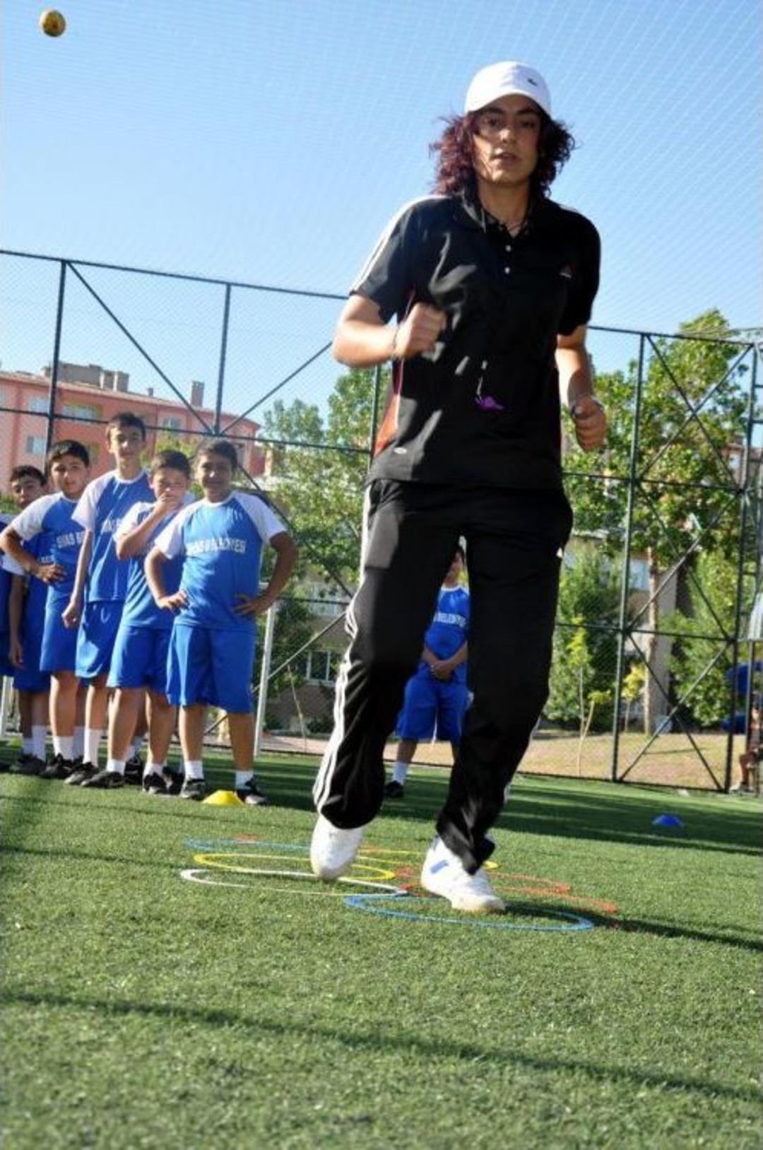 &Uuml;niversite &Ouml;ğrencisi Gen&ccedil; Kızdan Futbol Dersi