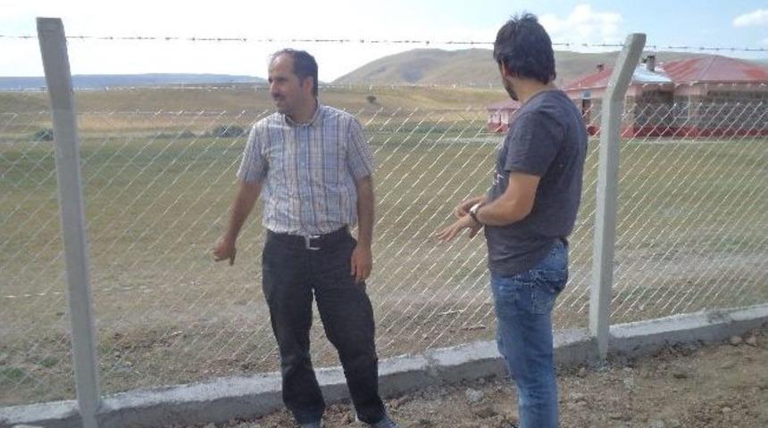 Ortaokulun Etrafına Tel &Ouml;rg&uuml;l&uuml; Koruma