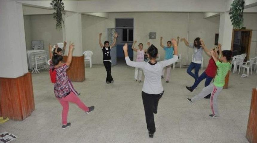 Afyonkarahisar&rsquo;da Kız Zeybek Ekibi Kuruldu