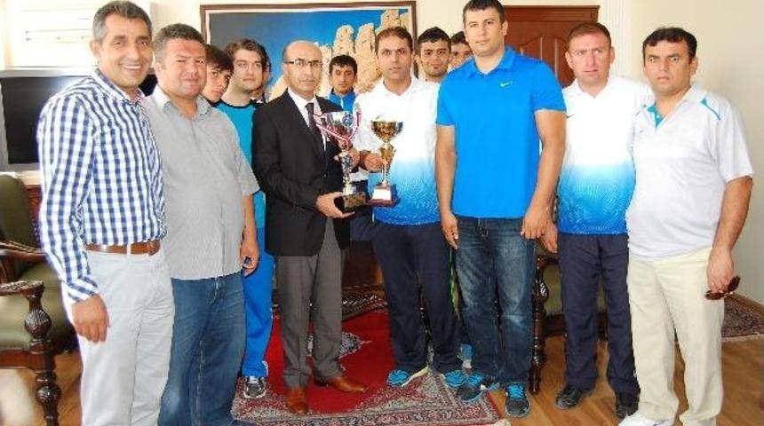 İşitme Engelli Sporcular, Başarılarını Vali Demirtaş İle Paylaştı