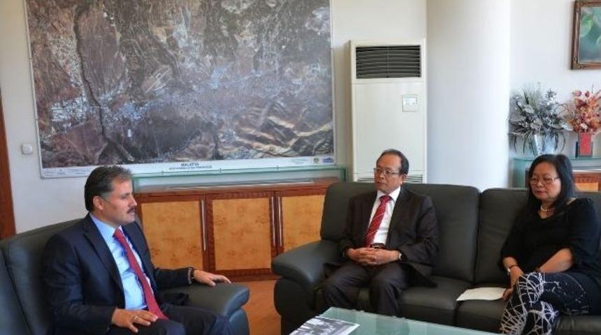 Tayvan B&uuml;y&uuml;kel&ccedil;isi&rsquo;nden Belediye Başkanı &Ccedil;akır&rsquo;a Ziyaret