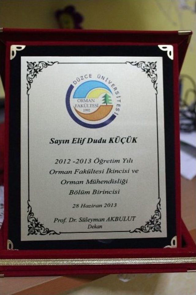 Düzce Üniversitesi Orman Mühendisliği Birincisi Elif Dudu Küçük Oldu