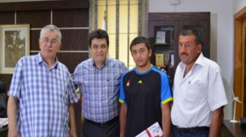Başkan Yakar Avrupa &Uuml;&ccedil;&uuml;nc&uuml;s&uuml;n&uuml; &Ouml;d&uuml;llendirdi