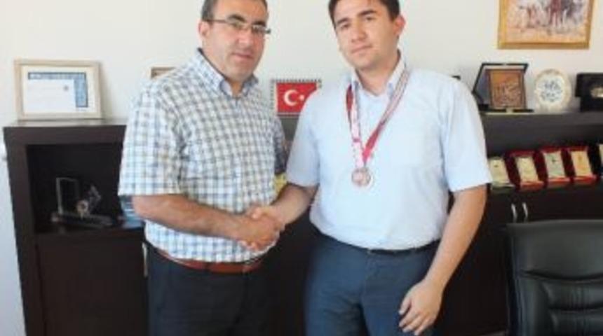 &Uuml;nl&uuml;er, T&uuml;rkiye 2. Si Olan Sporcuyu &Ouml;d&uuml;llendirdi