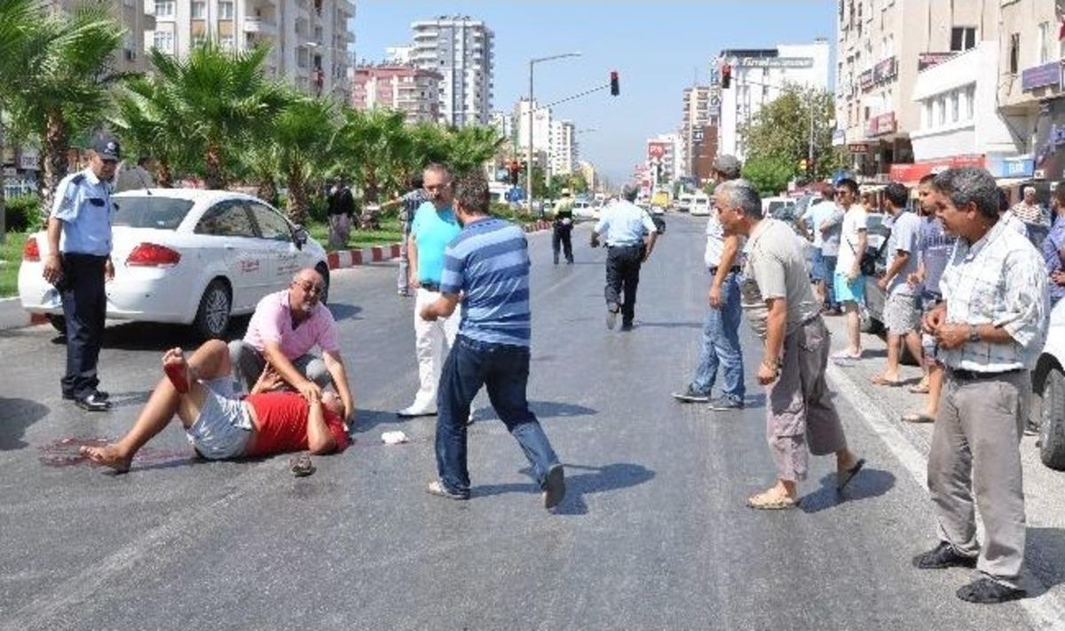 Yolda A&ccedil;ılan Otomobil Kapısı Hayatından Ediyordu