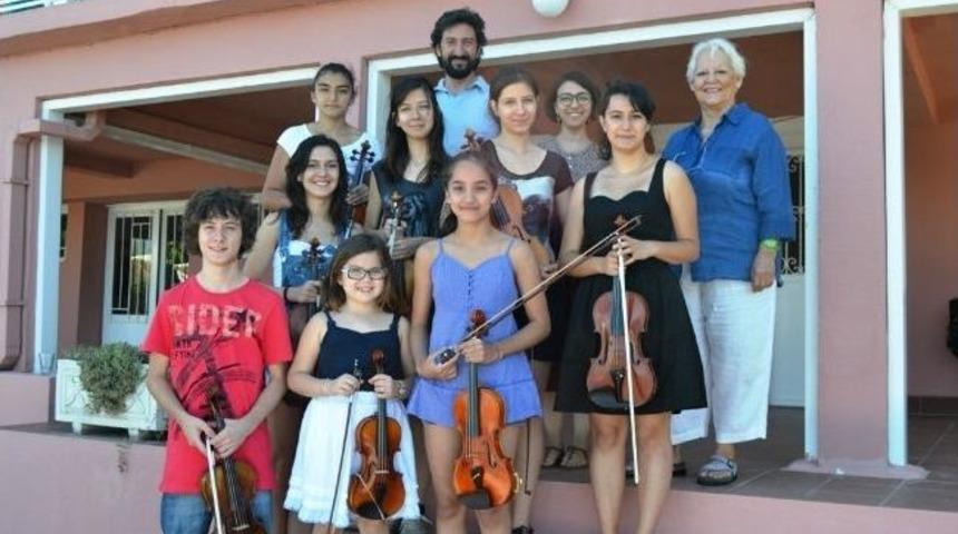 Ayvalık Uluslararası M&uuml;zik Akademisi Durmak Bilmiyor