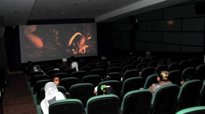 Akşehir&rsquo;de &Ccedil;ocuklara &Uuml;cretsiz Sinema G&ouml;sterimi