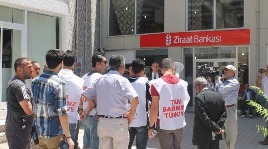 "t.c. İbaresi Yok" Diye Basın A&ccedil;ıklamasına Giden Tgb&rsquo;li Gruba Banka Yetkilileri T.c. İbaresinin Var Olduğunu G&ouml;sterdi