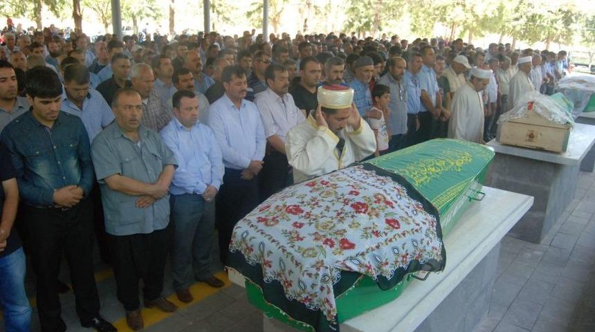 Mezarlıktaki Cinnette &Ouml;len 4 Kadının Cenazesi Toprağa Verildi