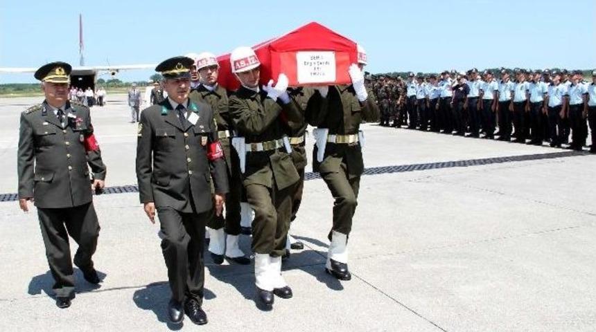 Kazada Şehit Olan Asker T&ouml;renle Karşılandı