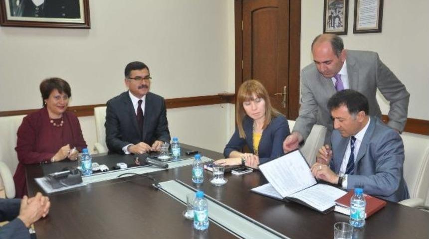 &Ccedil;anakkaleli Hayırseverden Balıkesir'e Sağlık Meslek Lisesi