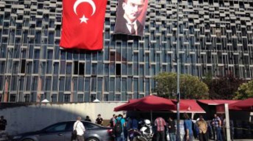 H&uuml;seyin &Ccedil;apkın Gezi Parkı&rsquo;nda G&ouml;revli Polisleri Ziyaret Etti