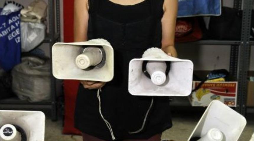 Konak'ta Seyyar Satıcıların Ses Cihazları Toplatılıyor