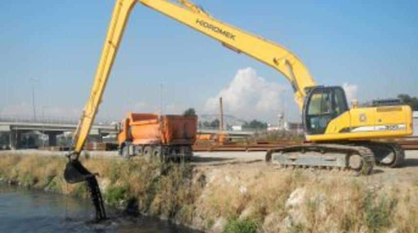 İzmir'de Meles Ve Arap Derelerinden 5 Bin 500 Ton Malzeme &Ccedil;ıkarıldı