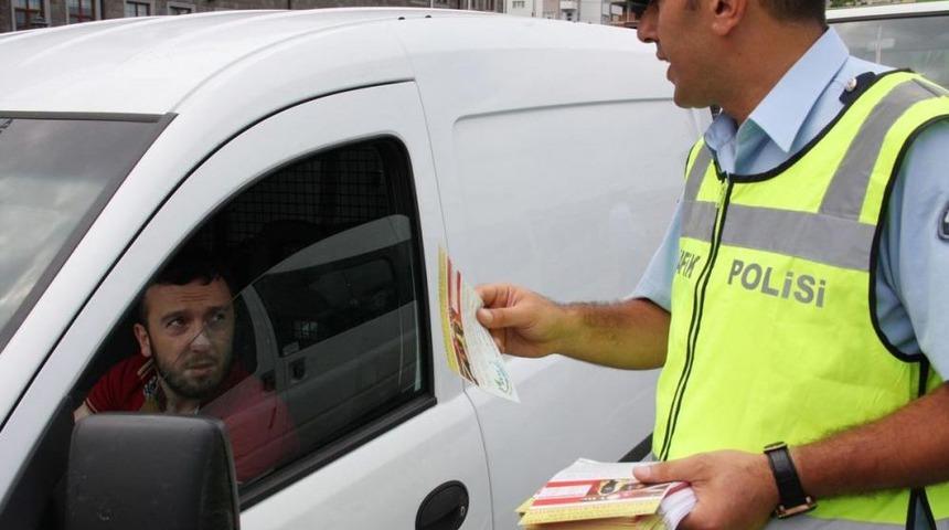 -Rize Polisi S&uuml;r&uuml;c&uuml;leri Trafik Kurallarına Uymaları I&ccedil;in Broş&uuml;r Dağıttı