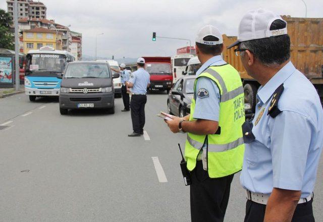 -Rize Polisi S&uuml;r&uuml;c&uuml;leri Trafik Kurallarına Uymaları I&ccedil;in Broş&uuml;r Dağıttı 2