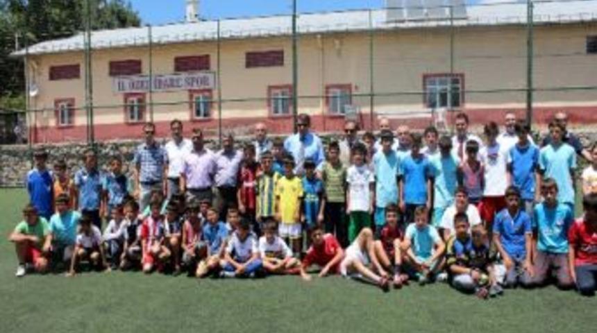 Yaz Spor Kurslarına Katılan &Ouml;ğrencilere Malzeme Desteği