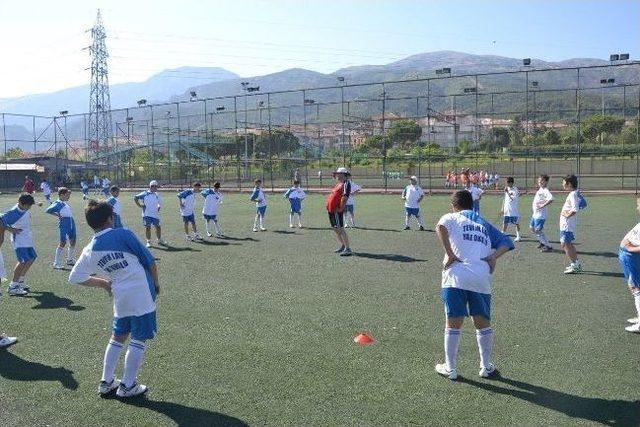 Tevfik Lav Yaz Futbol Okulu Vali Savaş’ın Başlama Vuruşuyla Başladı