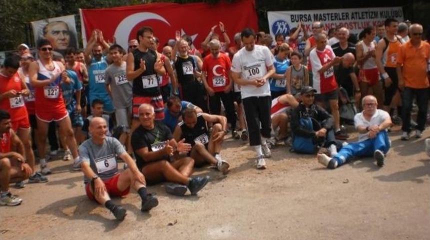 Bu Yaşında Gen&ccedil;lere Taş &Ccedil;ıkartıyor