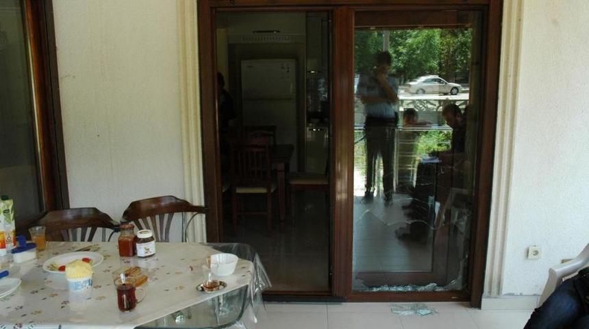 Yorgun Kurşun Eve Isabet Etti