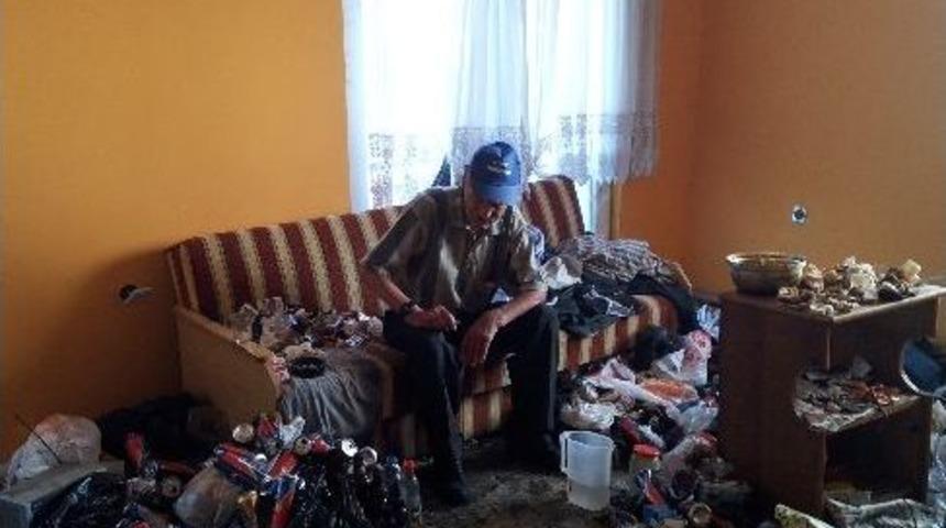 Belediye Ekipleri Yaşlı Adamın Evini Temizledi