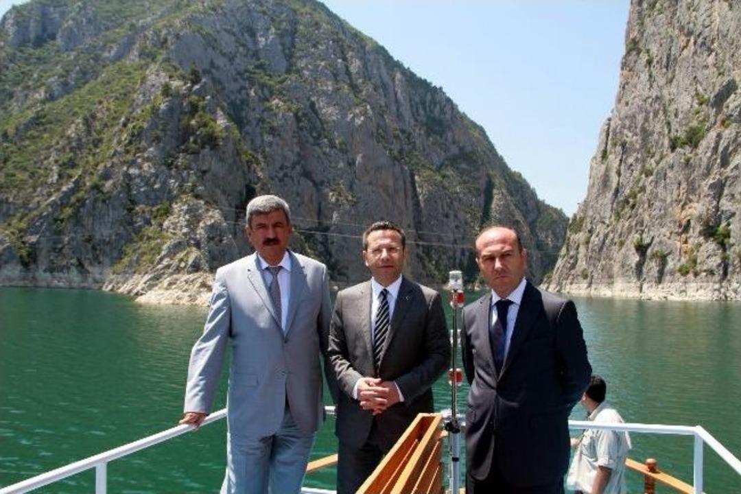 Vali Aksoy, Seyahat Acente Sahiplerine Vezirk&ouml;pr&uuml;&rsquo;y&uuml; Gezdirdi