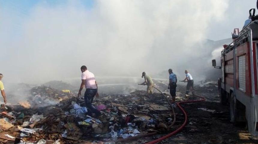 Şark&ouml;y&rsquo;de Kağıt Deposundaki Yangın Korkuttu