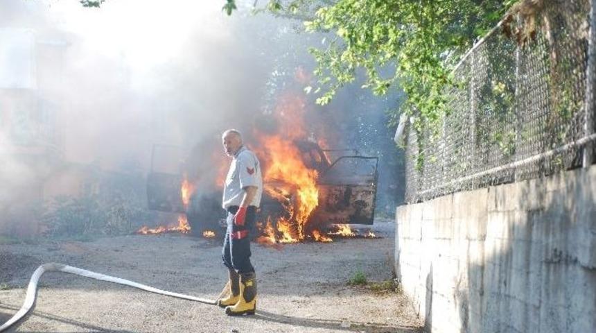 K&uuml;&ccedil;&uuml;k &ccedil;ocuk, &ccedil;akmakla oynarken otomobili yaktı