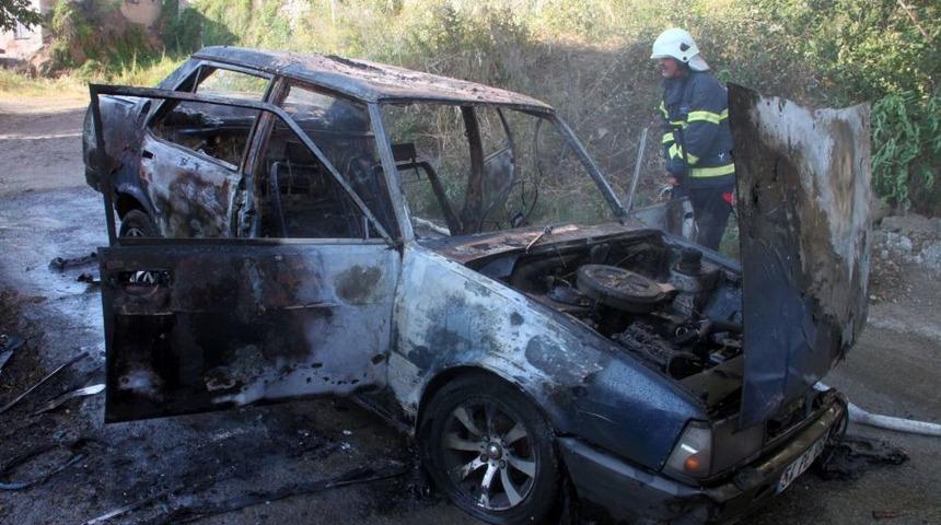 &Ccedil;akmakla Oynayan K&uuml;&ccedil;&uuml;k &Ccedil;ocuk Aracı Yaktı