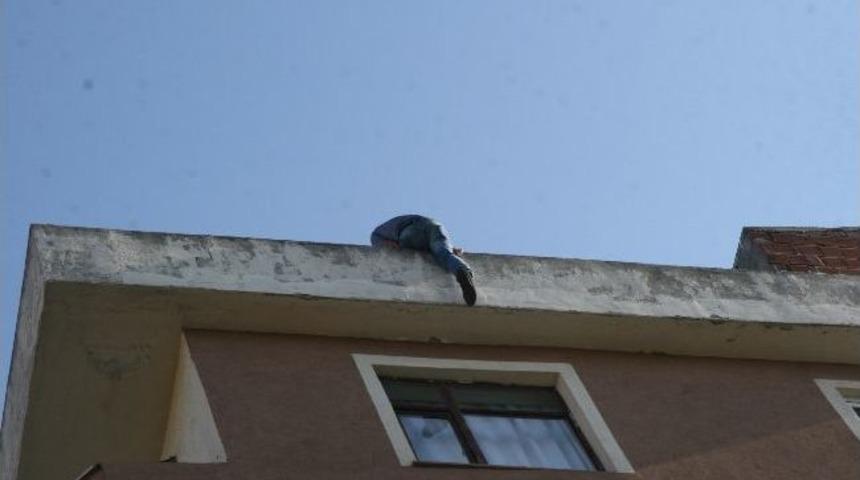 Sevdiği Kızdan Karşılık G&ouml;remeyince &Ccedil;atıya &Ccedil;ıktı