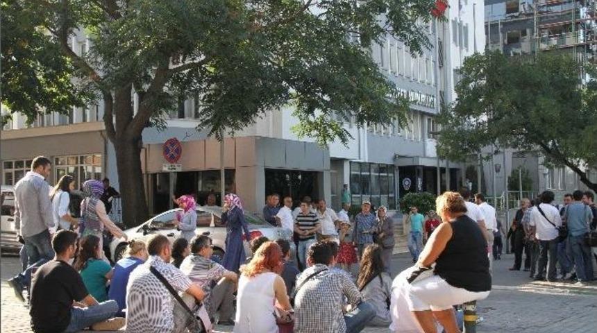 Dhkp-c G&ouml;zaltılarına Emniyet &Ouml;n&uuml;nde Protesto