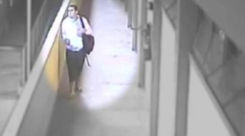 Silahlı &Ouml;ğrencinin Okulda Sa&ccedil;tığı Dehşet Kamerada