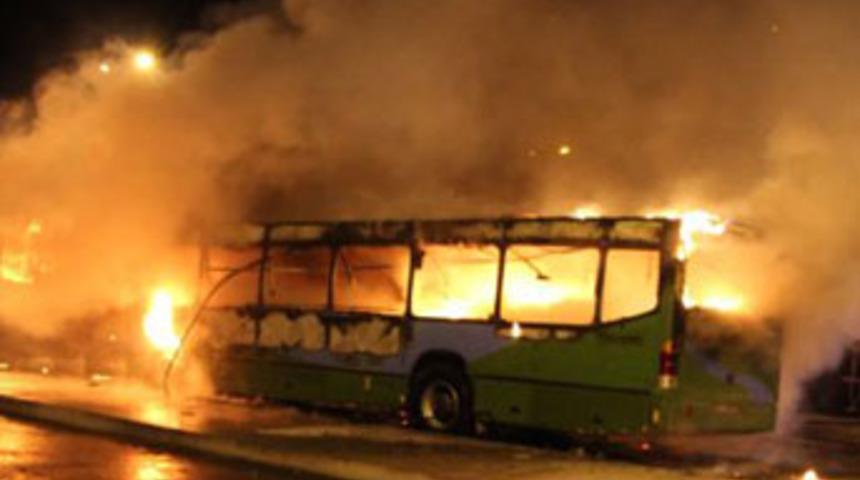 İki otob&uuml;s alev alev yandı