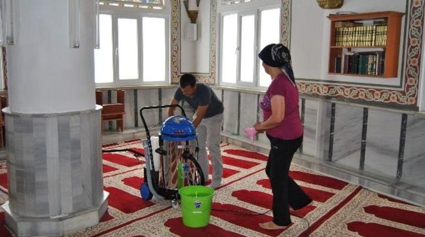 &Ccedil;ine Belediyesi Camilere El Attı